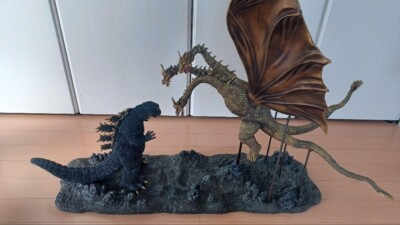 Unifive,Toho Monster Series,Giant Real diorama Godzilla vs King Ghidorah Boxed.-image